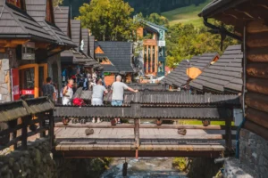 Centrum miasta Zakopanego, Gróalskie sukiennice w artykule Zakopane czy Kościelisko