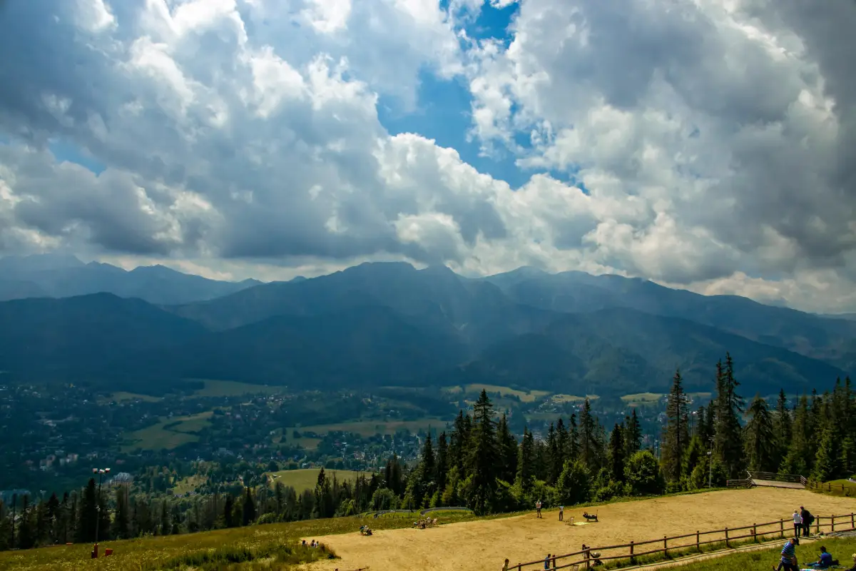 Widok na Giewont z Gubałówki – gdzie nocować w Zakopanem, aby codziennie podziwiać Tatry