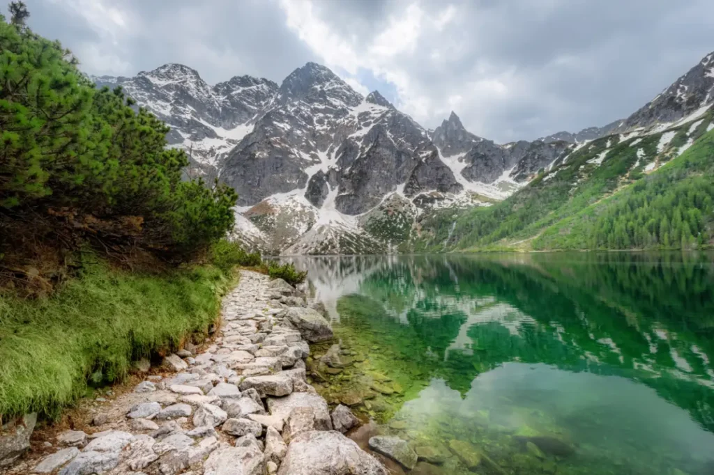 Morskie Oko otoczone tatrzańskimi szczytami – popularna trasa w Tatry z dziećmi